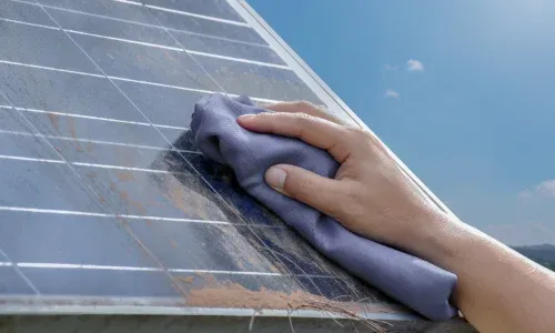 Manuelle Detailreinigung von Solarzellen